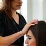 Coiffeuse réalisant une coupe tendance sur une cliente